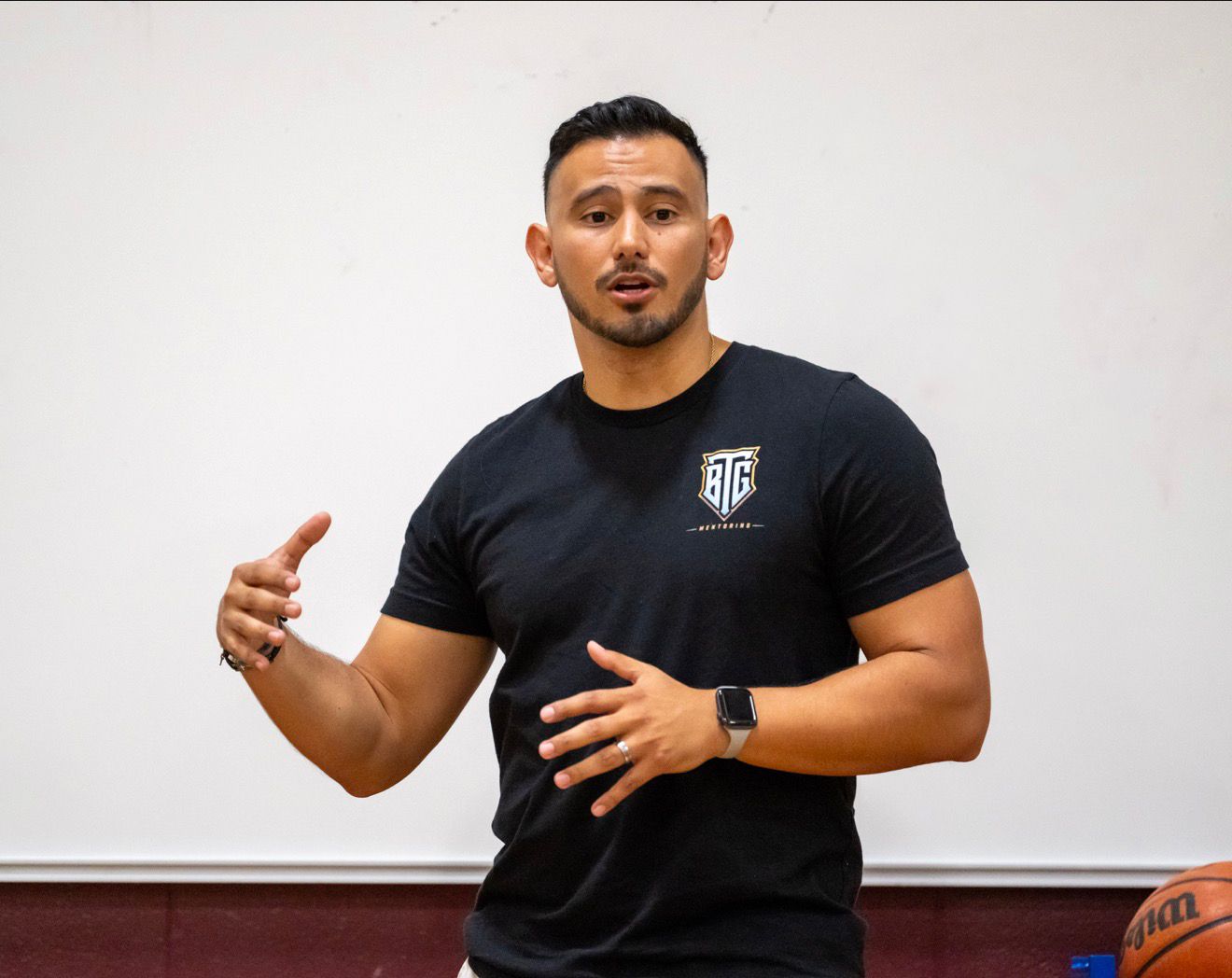 Daniel Rosas mid-talk, explaining a principle